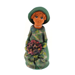 Panka baba, 25cm, virágcsokorral, kalapban, zöld ruhával
