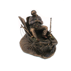 Pipázó horgász, bronz hatású polyresin szobor, 16x11x23cm