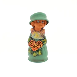 Panka baba, 21cm, zöld ruhában, virágcsokorral