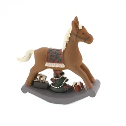 Hintaló, polyresin, barna, fenyővel, 10x10cm