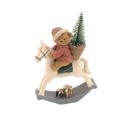 Maci fenyővel fehér hintalovon, 12x17x4cm Maci fenyővel fehér hintalovon, 12x17x4cm