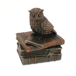 Könyveken ülő bagoly, bronz hatású polyresin szobor, 10x12x8cm